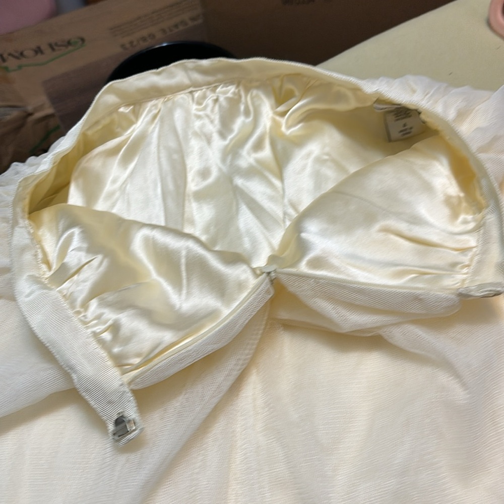 Gorgeous Cream Isaac Mizrahi Tulle/Poly/Silk Layered Skirt; Size 4 - Picture 8 of 8